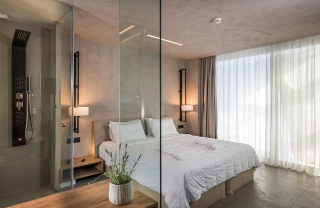 Icarus Hotel