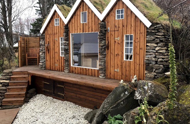 ICELAND SJF VILLA With Hot Tub & Outdoor Sauna Amazing Mountains and city view