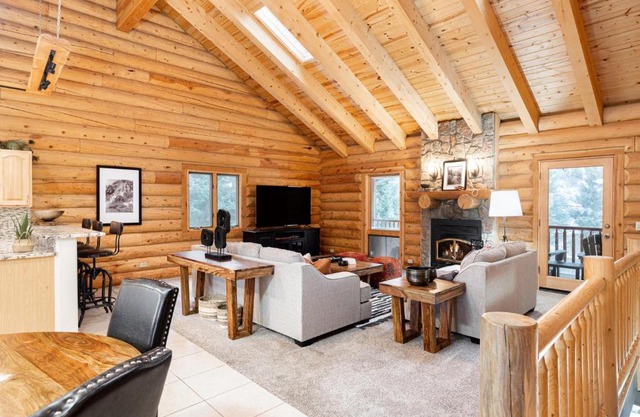 Iconic Log Cabin Escape - Idaho Springs - Hot Tub