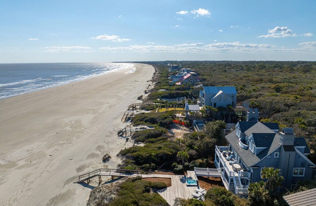 Iconic Oceanfront Home + Private Beach Access + Hot Tub