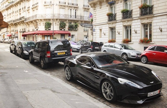 ICONIC VIEWS AWAIT: LUXE 5-BEDROOM PENTHOUSE IN PRESTIGIOUS CHAMPS-ELYSÉES-350M2