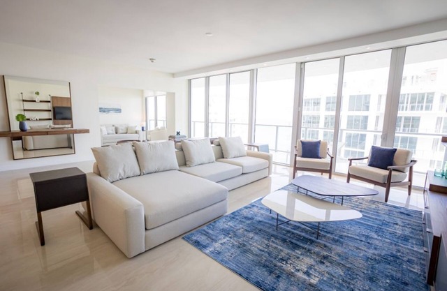Ideal 2BR Living with Beachview in Riviera Beach