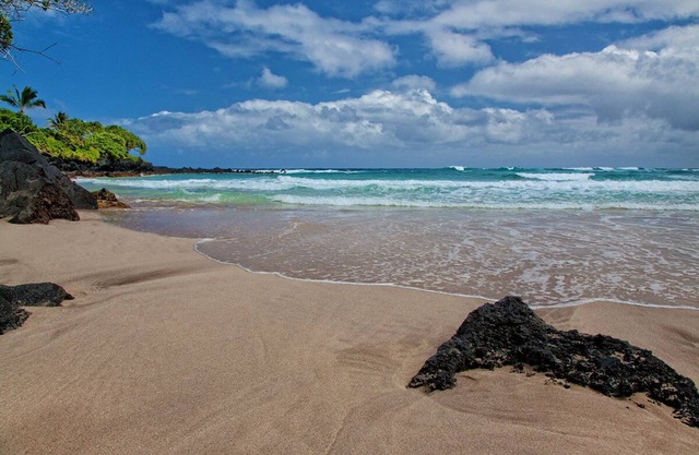 IDEAL BEACH LOCATION 2 BR LARGE DECK "PRIVATE'