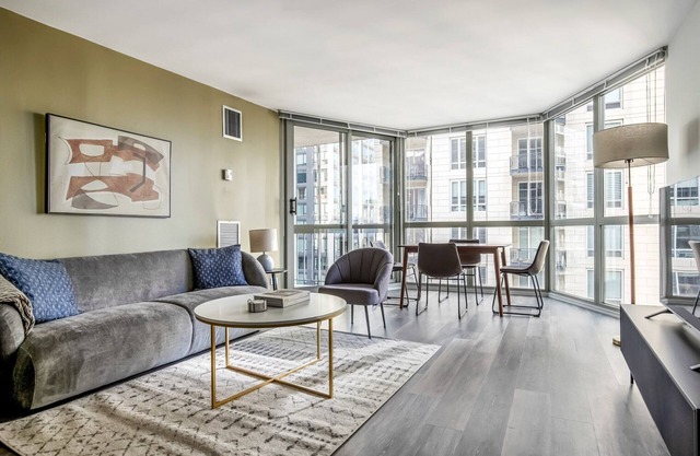 Ideal Gold Coast 1BR w/Gym & Lounge, 1 block to L, by Blueground