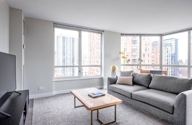 Ideal Gold Coast 2BR, w/Gym, Lounge, W/D, nr Oak Street by Blueground