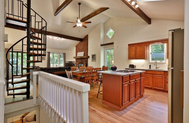 Ideal Killington Escape! Hot tub, game room, grill, 2 fireplaces, pet-friendly!