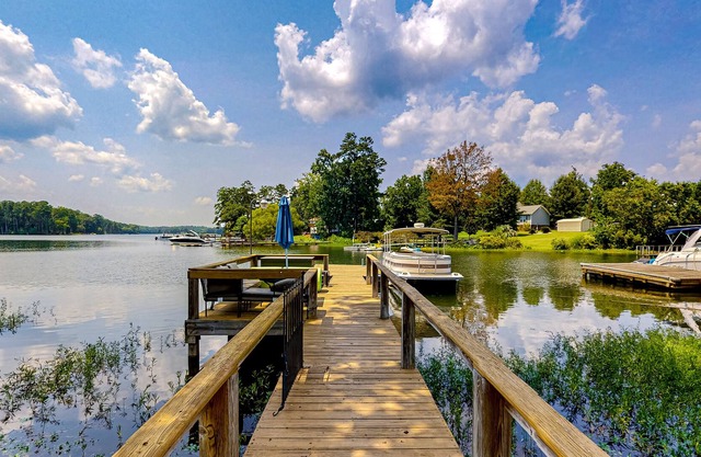 Ideal lakefront gem with private dock, free WiFi, firepit, & stunning views