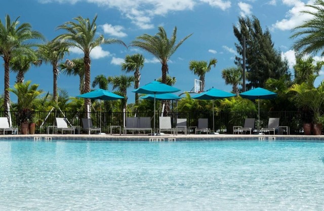 Ideal Location! 3 Classy Units, Onsite Pool, Free Breakfast, Pets Allowed!