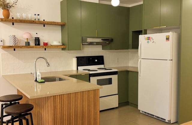 Ideal location for long stays. Modern and cozy. Steps to metro, shops, &cafés.