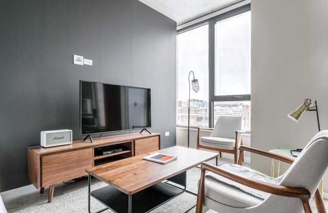 Ideal Loop Studio w/Pool, Gym, nr. Merchandise Mart & the L, by Blueground