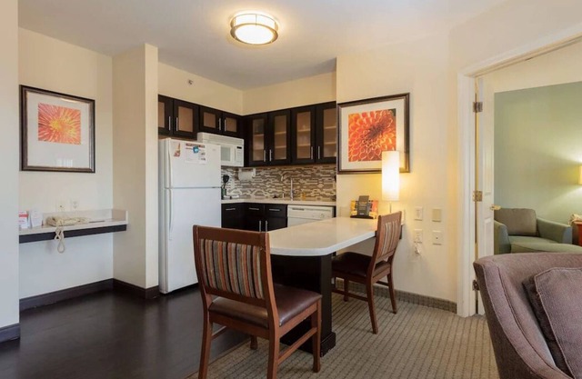 Ideal Mix of Comfort and Value! Free Breakfast, 2 Miles From Disneyland
