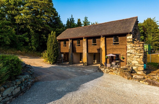 IDRIS BARN, pet friendly, character holiday cottage in Dolgellau