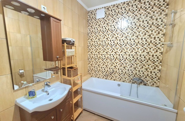 Idyllic Apartment w/a Private Patio and Huge Communal Garden! (Pet-Friendly)
