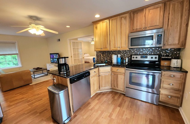 Idyllic carriage house private 2 car garage W/D