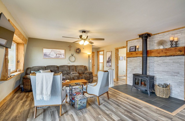 Idyllic Rye Cabin: Deck w/Mountain Views!