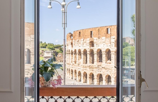 iFlat Unforgettable in front of Colosseum