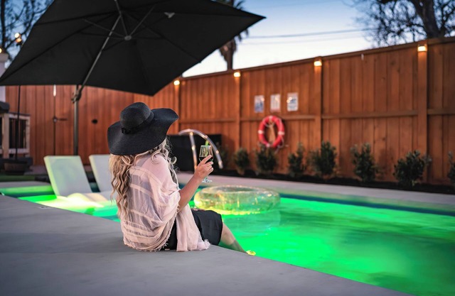IG-Worthy-Oasis: Heated Pool+Hot Tub+Fire Pit+Movie Room in Downtown.