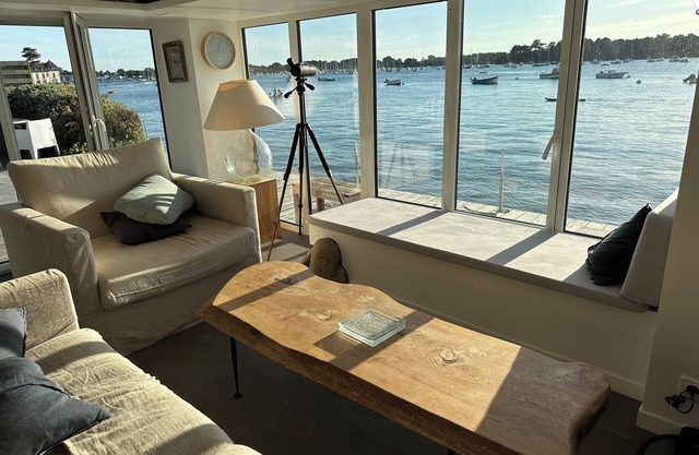ILE TUDY HOUSE EXCEPTIONAL LOCATION BY THE WATER