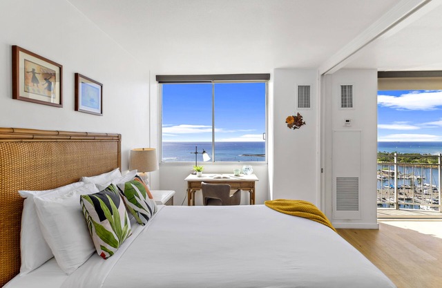 Ilikai Marina 1BR Condo: Ocean View Haven