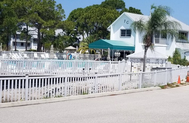 Immaculate 1st floor condo - 10 minutes to beaches in Englewood FL!