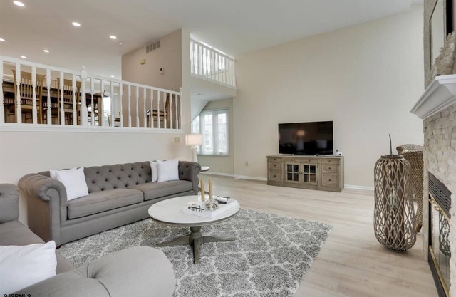 Immaculate 3 Bed 2.5 Bath Quiet community with pool Monthly Rental