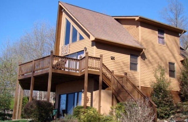 Immaculate Cedar Wood-Sided Cabin in Cascade Mountain Resort w/Dramatic Views