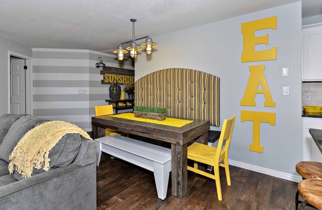 IMMACULATE COMPLETELY UPGRADED-NEW FURNITURE*SLEEPS 16 IN BEDS, PRIVATE HOT TUB
