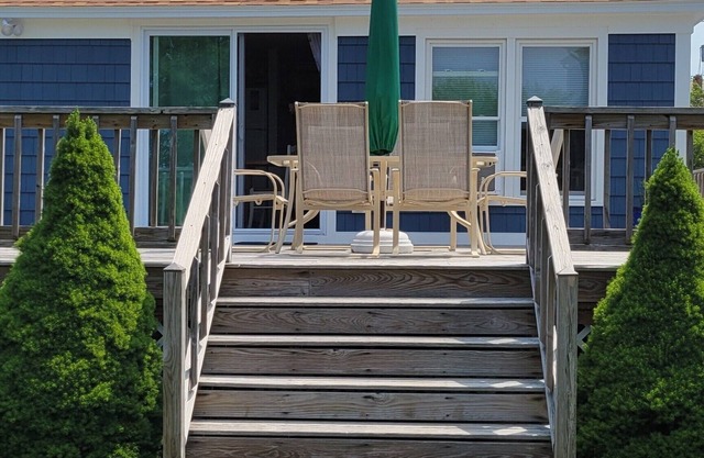 Immaculate Cottage, Huge Deck And Great Back Yard For All Your Yard Games.