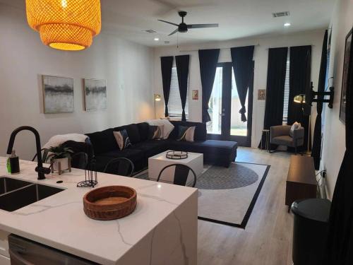 Immaculate Superdome Home Parking Yard TVs Ensuite