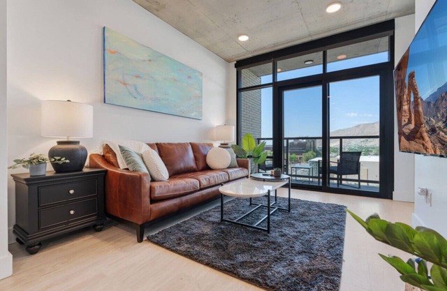 Impeccable1BSaltPalace+DeltaPoolSpaGymPrkg+Views