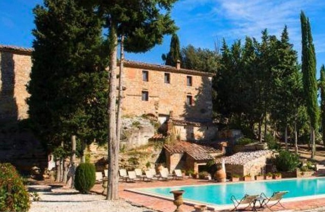 Imposing villa with 5 apartments ideal for groups. Pool.