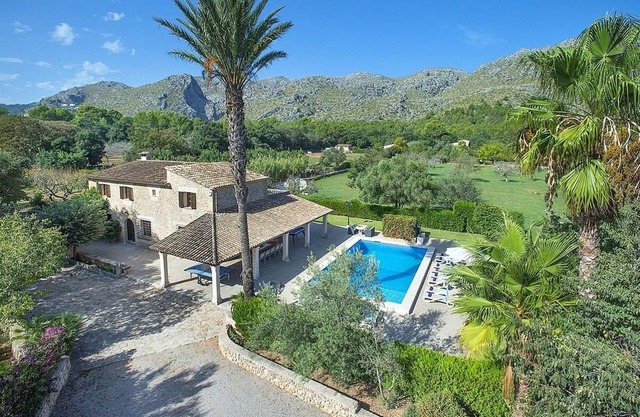 Impressive Country Farmhouse, Private Pool, Superb Mountain Views, 5 minutes to Cala San Vicente!