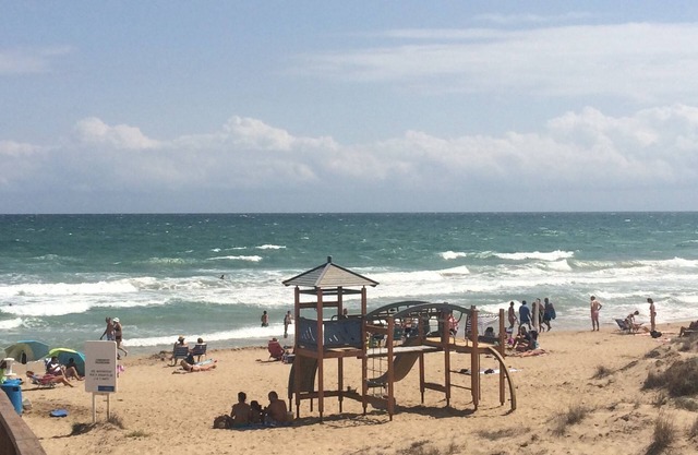 Impressive views of Arenales del Sol beach in urbanization of 5 pools