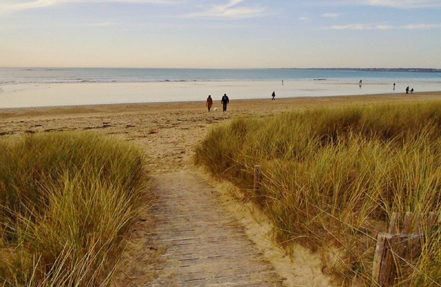 In a quiet street, 400 m. from the large family beach of FORT-BLOQUE,