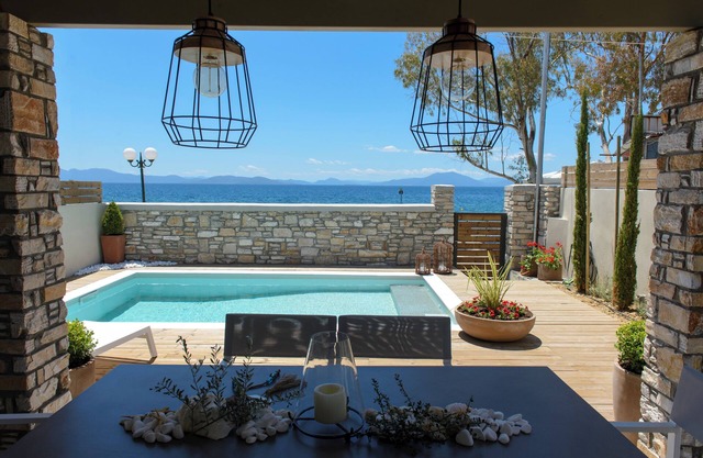 In front of the sea, with private pool, ideal for families and groups