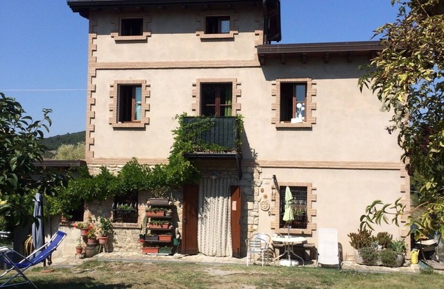 In medieval hamlet, convenient for visiting the Apennines and major Italian cities