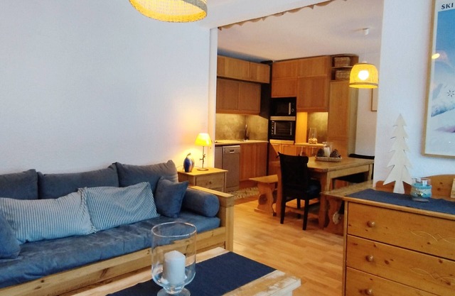 In Prapoutel: 2-room cabin, ski-in/ski-out, balcony, 4th floor