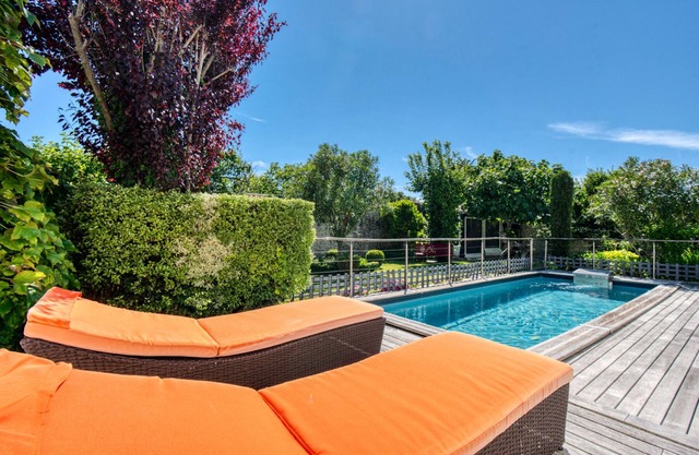 In the heart of Saint Martin de Ré, large house with courtyard, garden and swimming pool.