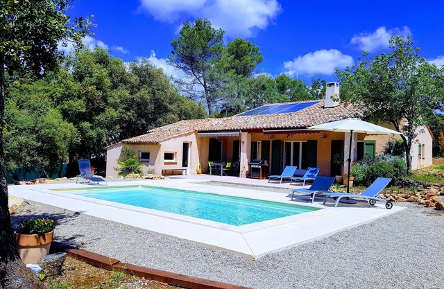 In the heart of 4600m2 of oaks, quiet: swimming pool, tennis, pétanque, private