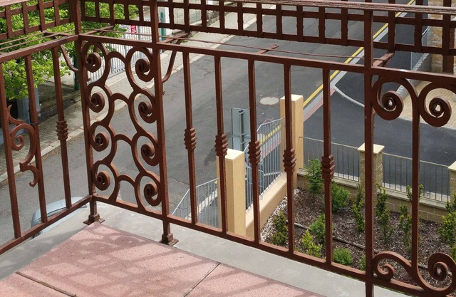 In the heart of Carlsbad, a new design in an old villa, luxuriously furnished, south-facing balcony