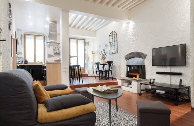 In the heart of the old town, quiet loft with pretty sunny terrace