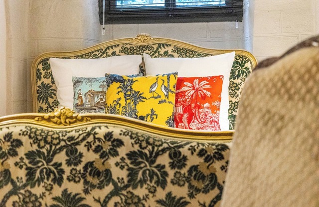 In the heart of town exceptional apartment nestled in an hôtel particulier.
