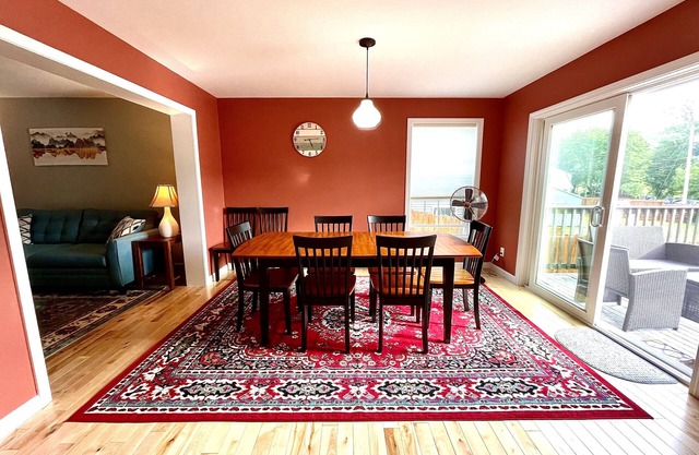 In-town Bar Harbor cottage close to Acadia National Park entrance w/home office