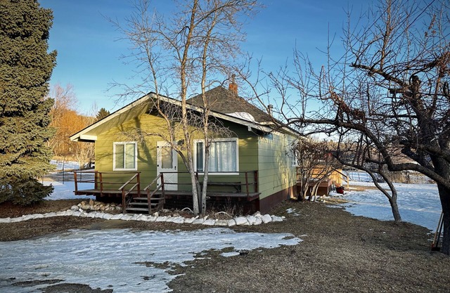 In-Town Home, Hot Tub, Wifi & Minutes to Skiing
