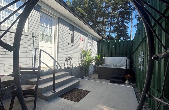 In Town Living - Hot Tub - Nintendo - EV - Large Vehicle & Trailer Parking