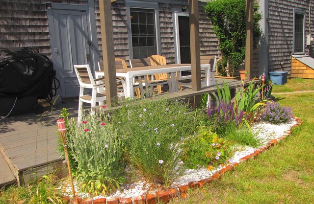 IN-TOWN-WALK To Everything! Adorable & Affordable , Front Porch & Deck/2 A/C