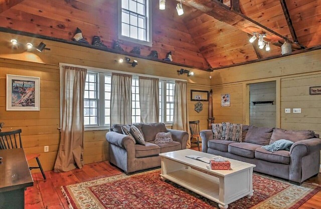 In Village/Best Location/Hot Tub/Yard/3 Fireplaces/walk to river