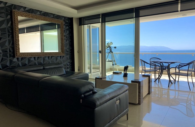 Incredible condo with panoramic views of the sea and mountains