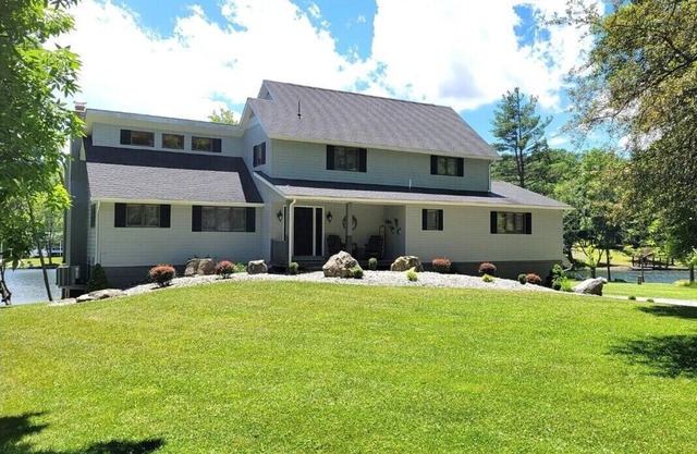 Incredible Lakefront Property with Year-Round Hot Tub - SLEEPS 20
