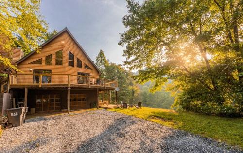Incredible Mountain Cabin with Private Creek and Hot Tub Allowing Outstanding Views in Bryson City